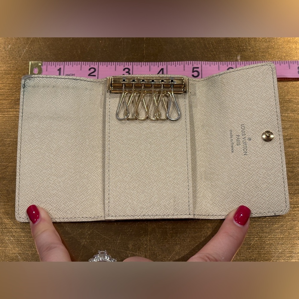 Louis Vuitton Damier Azur canvas 6 Key Holder
CT2106 - Picture 10 of 15